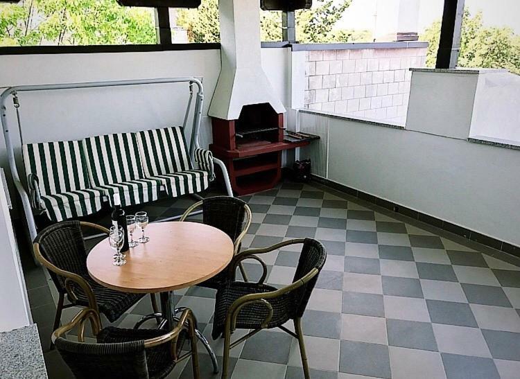 Mundial Apartments Njivice Kültér fotó